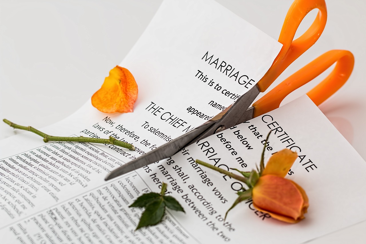 Czym różni się separacja od rozwodu?